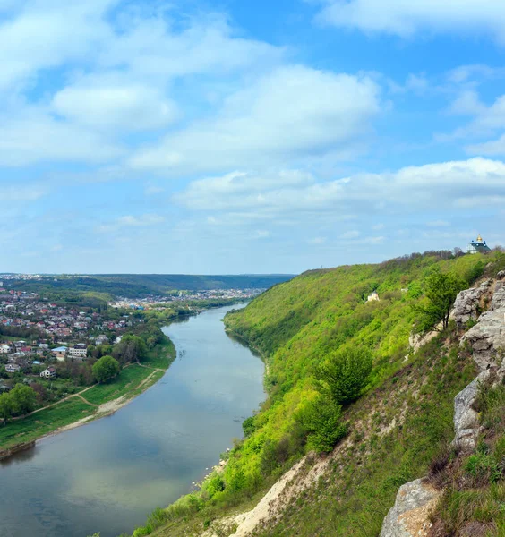 Dnister 河和 Zalischyky 镇. — 图库照片
