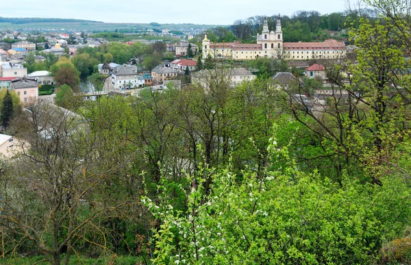 Buchach stad våren se (Ukraina). — Stockfoto