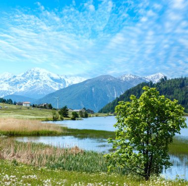 Göl (İtalya ile yaz dağ manzarası)