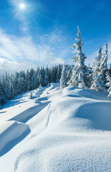 Снежные заносы на склоне горы, покрытой снегом — стоковое фото