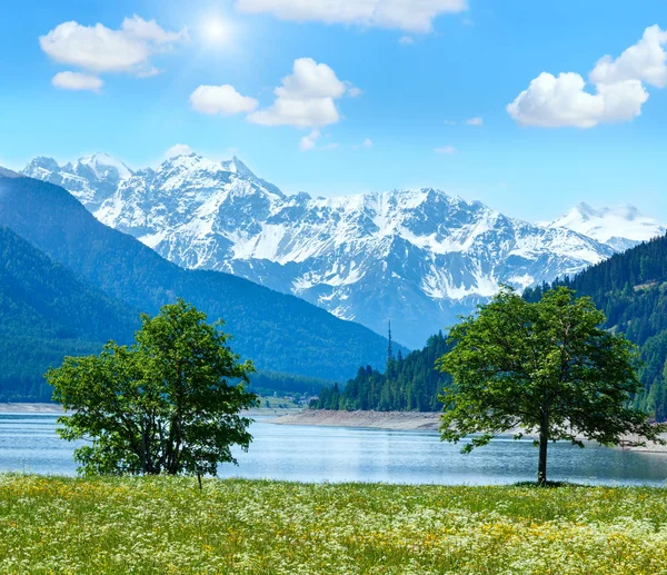 Sunshiny Reschensee paesaggio estivo (Austria ). — Foto Stock