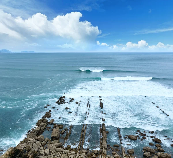 海の波をサーフィンします。. — ストック写真