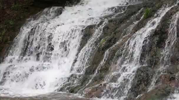 Jarní Dzhurynskyi kaskádové vodopád — Stock video