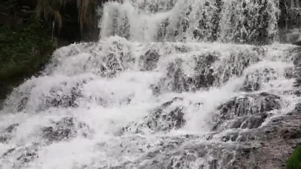 Wasserfall im Frühling dzhurynskyi — Stockvideo