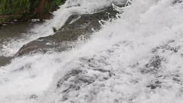 Sturz in den Springwasserfall — Stockvideo