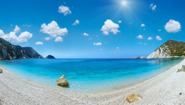 Petani Beach güneşli panorama (Kefalonia, Yunanistan)