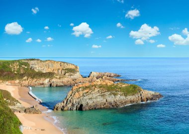 Sabah kumlu Mexota beach (Asturias, İspanya).