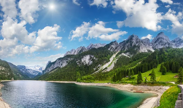 Lago de verano alpino panorama soleado . — Foto de Stock