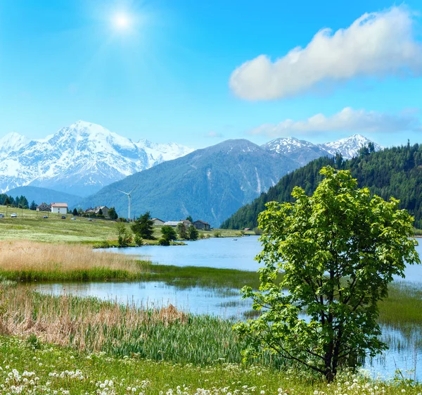 Sommer sonnig glänzende Berglandschaft mit See (Italien) — Stockfoto