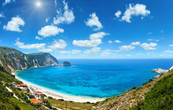 大年海滩夏天全景 （凯，希腊）。深蓝色的天空 — 图库照片