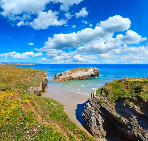 Cantabric kust zomer landschap. — Stockfoto