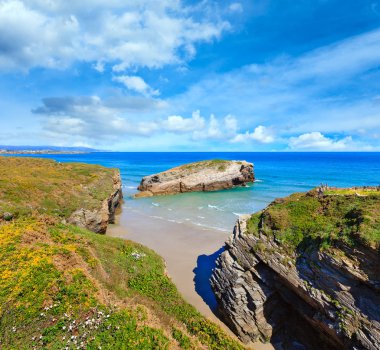 Cantabric sahil yaz manzara.