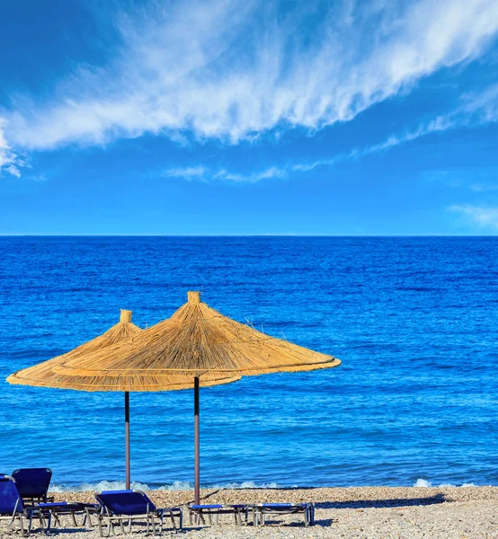 Playa de verano por la mañana (Albania ). — Foto de Stock