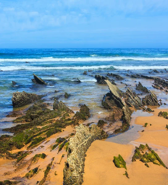 Skalní útvary na písečné pláži (Portugalsko). — Stock fotografie