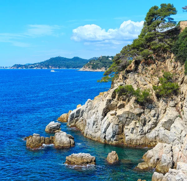 Yaz deniz kayalık sahil manzaralı (İspanya).