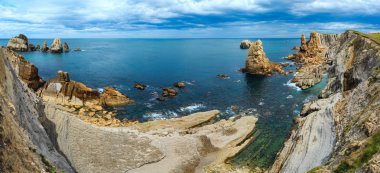 Atlantik Okyanusu kıyısında manzara.