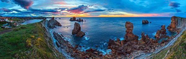 Puesta de sol panorama de la costa atlántica . —  Fotos de Stock
