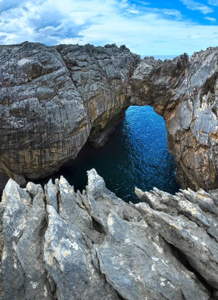 Biscayabukten klippkust, Spanien. — Stockfoto