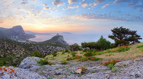 Crimea sunrise kusten landskap — Stockfoto