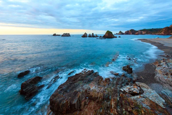 Playa de Gueirua por la noche. Asturias, España . — Foto de Stock