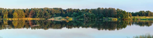 Este nyári tó panoráma. — Stock Fotó