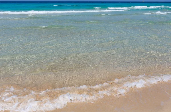 Mare surf sulla spiaggia . — Foto Stock