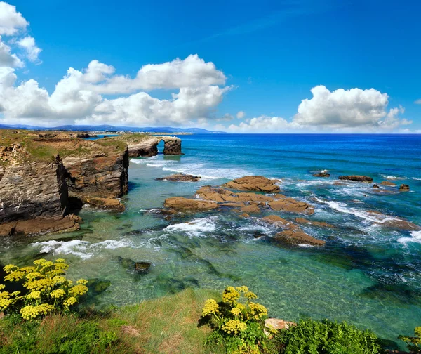 Cantabric kust zomer landschap. — Stockfoto