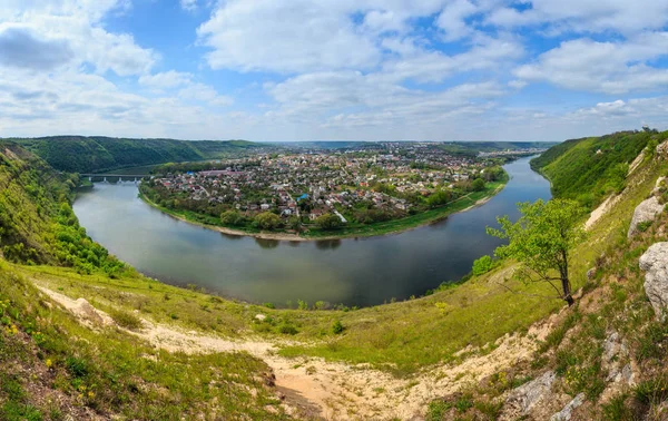 Dnister floden och Zaleszczyki stad. — Stockfoto