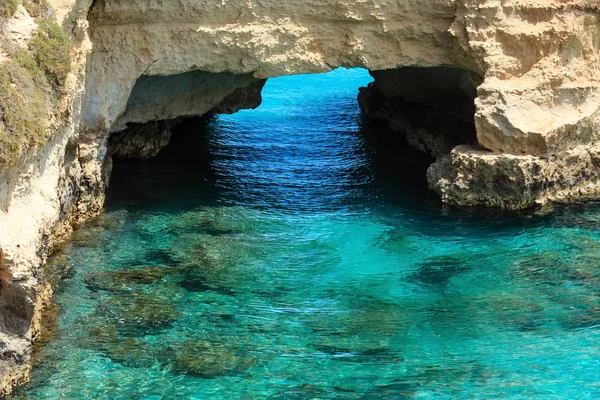 Faraglioni at Torre Sant Andrea, Italië — Stockfoto