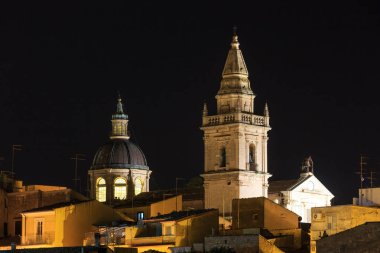 Gece Ragusa şehir görünümü, Sicilya, İtalya