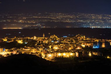 Gece Lentini şehir görünümü, Sicilya, İtalya