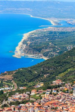 Deniz Sahil manzaralı Saint Elia Dağı üstten