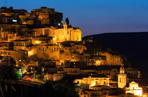 Gece Ragusa şehir görünümü, Sicilya, İtalya