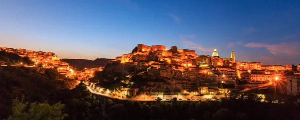 Noc Ragusa miasta widok, Sycylia, Włochy — Zdjęcie stockowe