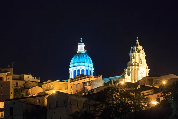 Night Ragusa vista para a cidade, Sicília, Itália — Fotografia de Stock