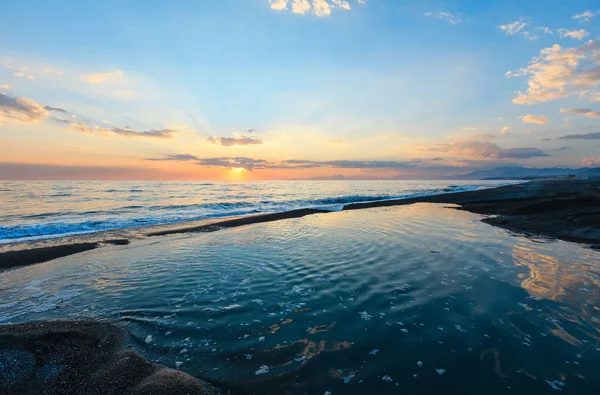 Закат на морском пляже — стоковое фото