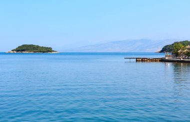 Yaz sabahı Paradise Beach (Arnavutluk göster).
