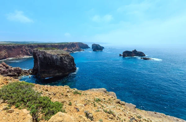 Summer Atlantic rocky coast (Algarve, Portugal). — Stock Photo, Image