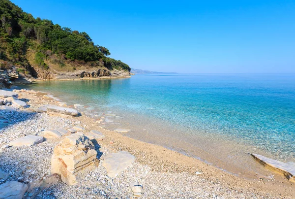 Letni poranek Pulebardha beach (Albania). — Zdjęcie stockowe