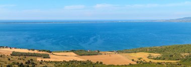 Yaz Varano Gölü Panoraması, İtalya.