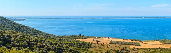 Летняя панорама озера Варано, Италия . — стоковое фото