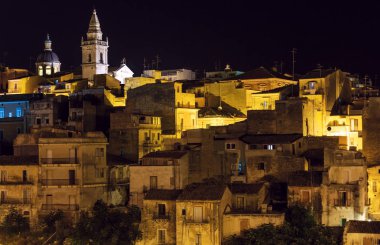Gece Ragusa şehir görünümü, Sicilya, İtalya