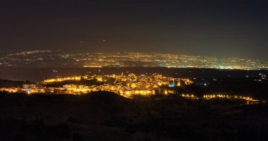 Gece Lentini şehir görünümü, Sicilya, İtalya