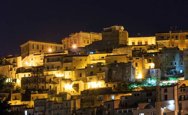 晚上拉古萨镇视图，西西里岛，意大利 — 图库照片