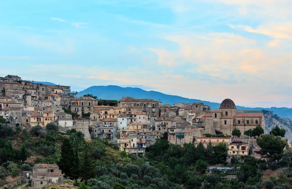 Soumrak Stilo village, Kalábrie, Itálie. — Stock fotografie