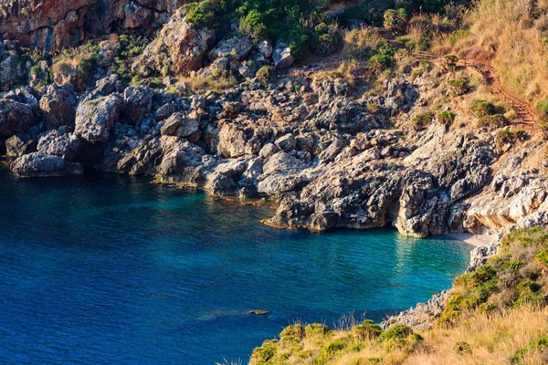Bahía de mar en Zingaro Park, Sicilia, Italia — Foto de Stock
