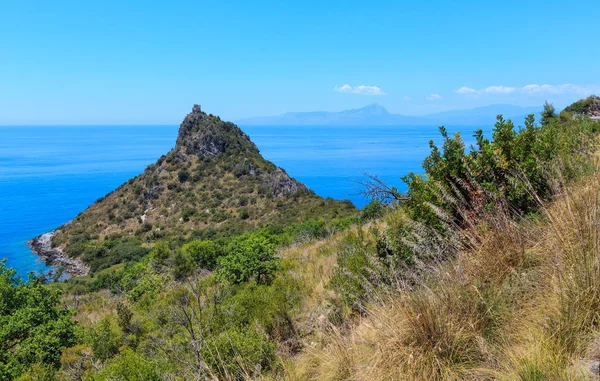 Torre Caina ve Tiren Denizi manzarası, Maratea. İtalya — Stok fotoğraf