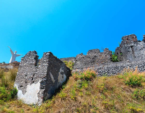 Ruinerna av den ursprungliga bosättningen av Maratea. Italien — Stockfoto