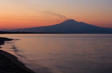 Deniz sahilde günbatımı