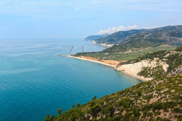 Sommaren havet kusten Cala Rosa, Italien — Stockfoto